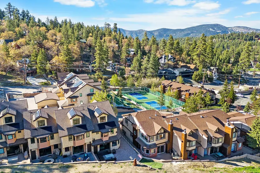 Mountain Townhomes Overlooking Scenic Big Bear Landscape